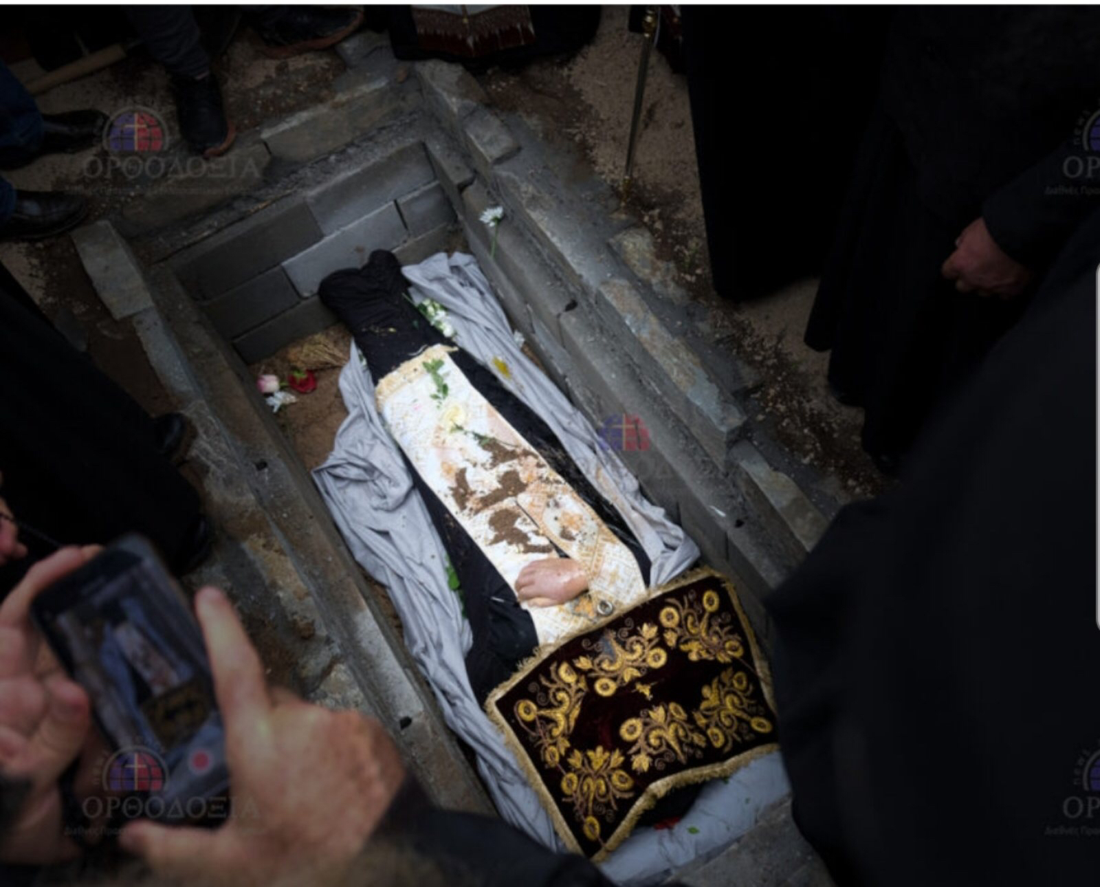 gerondas Gregorios down the grave